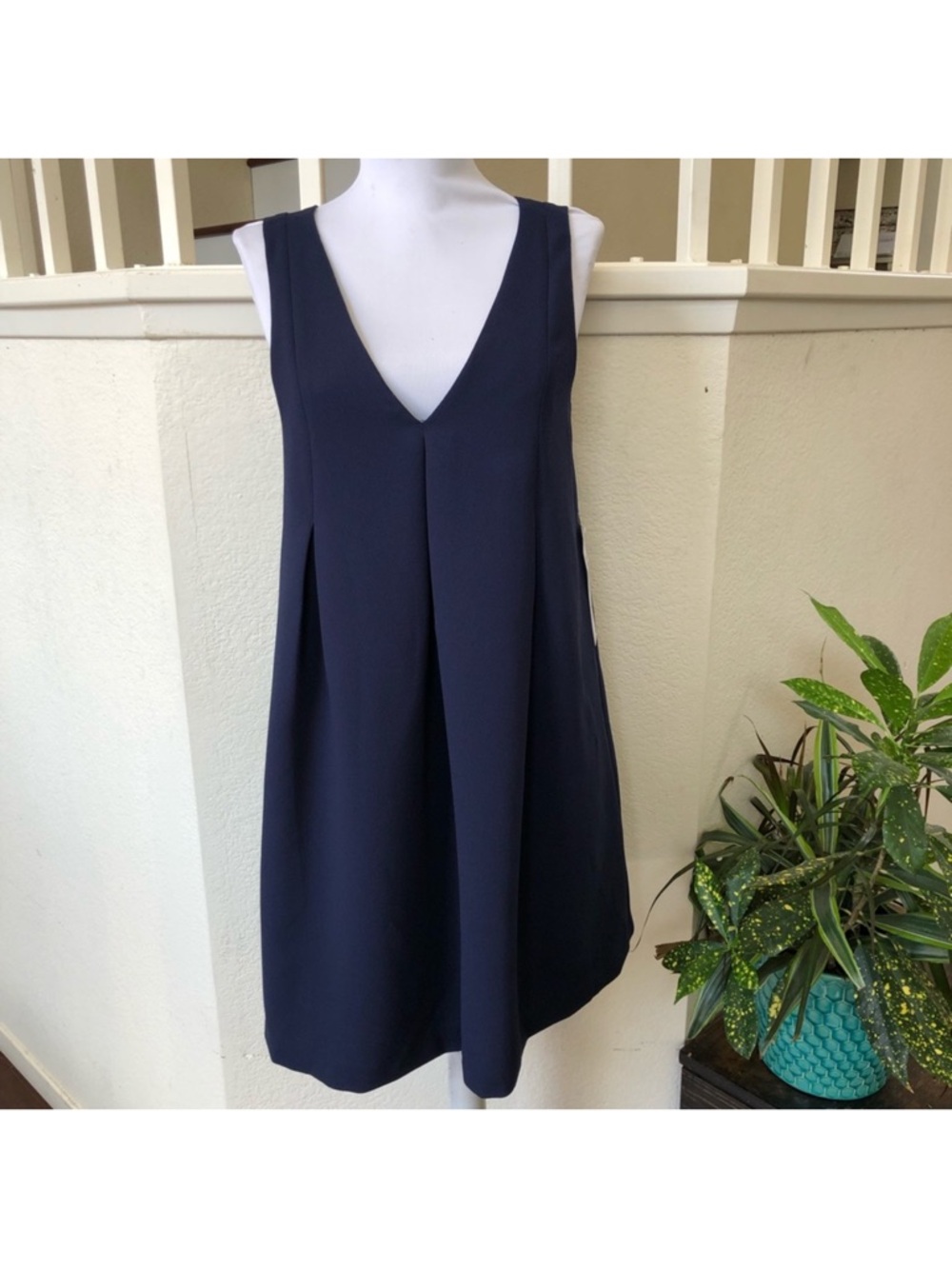 BCBGeneration sleeveless shift dress V-neck pleated flowy Navy dress size XS